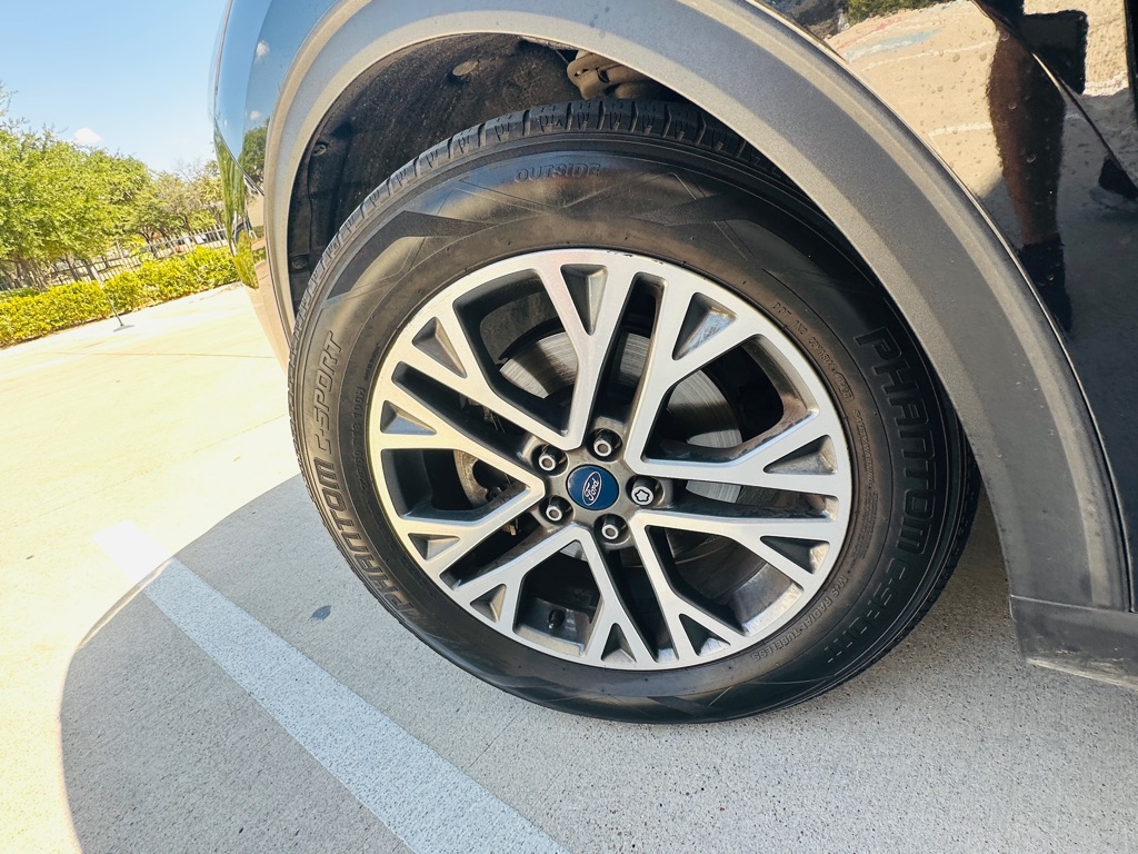 Photo 32 of this FORD ESCAPE