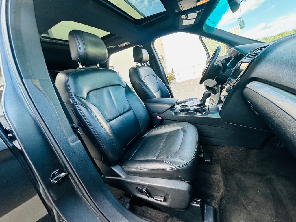Photo 27 of this FORD EXPLORER