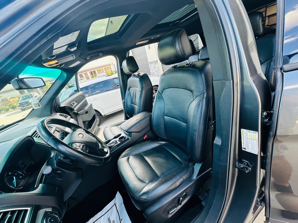 Photo 15 of this FORD EXPLORER