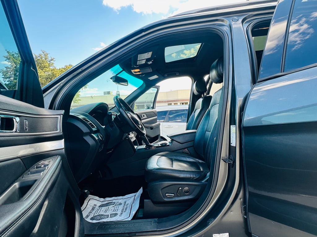Photo 13 of this FORD EXPLORER