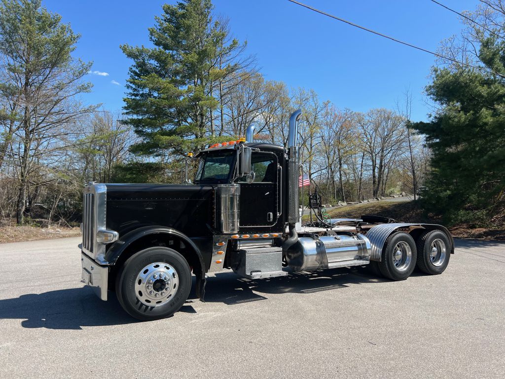 Photo 2 of this PETERBILT 389