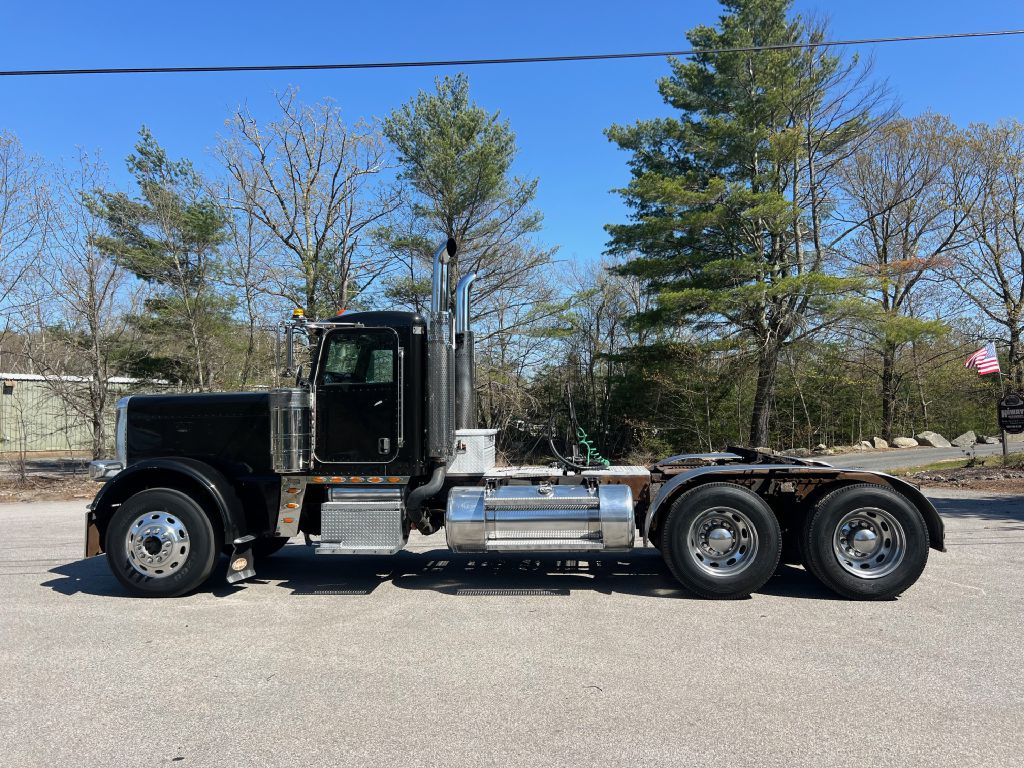 Photo 3 of this PETERBILT 389