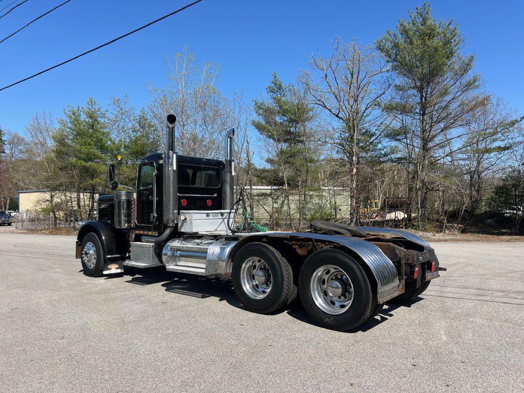 Photo 4 of this PETERBILT 389