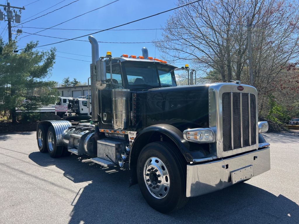 Photo 5 of this PETERBILT 389