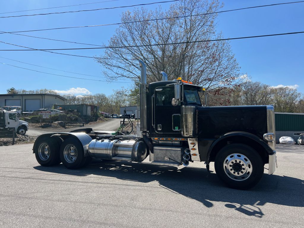 Photo 6 of this PETERBILT 389