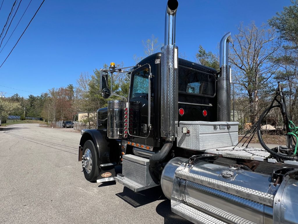 Photo 9 of this PETERBILT 389