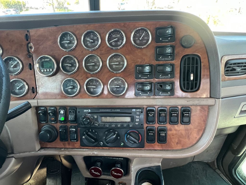 Photo 11 of this PETERBILT 389