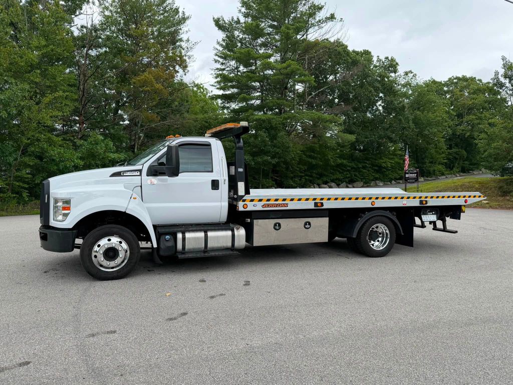 Photo 2 of this FORD F650