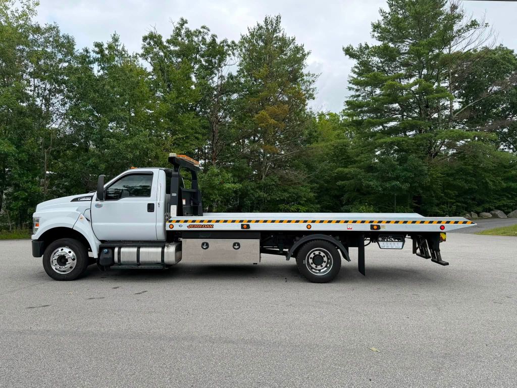 Photo 3 of this FORD F650