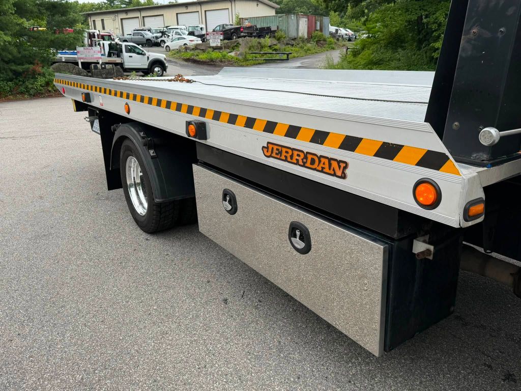 Photo 16 of this FORD F650