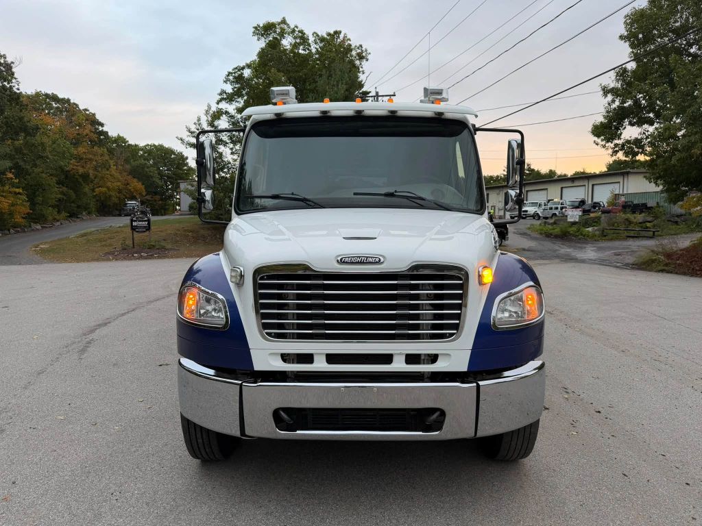 Photo 7 of this FREIGHTLINER M2