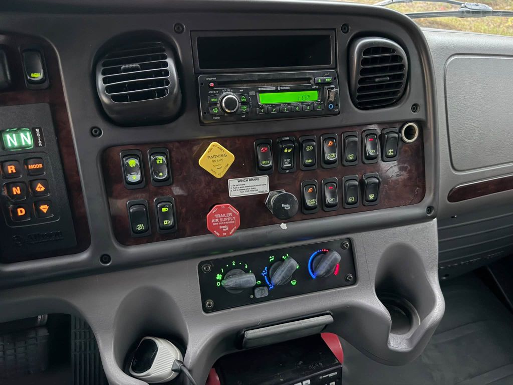 Photo 21 of this FREIGHTLINER M2