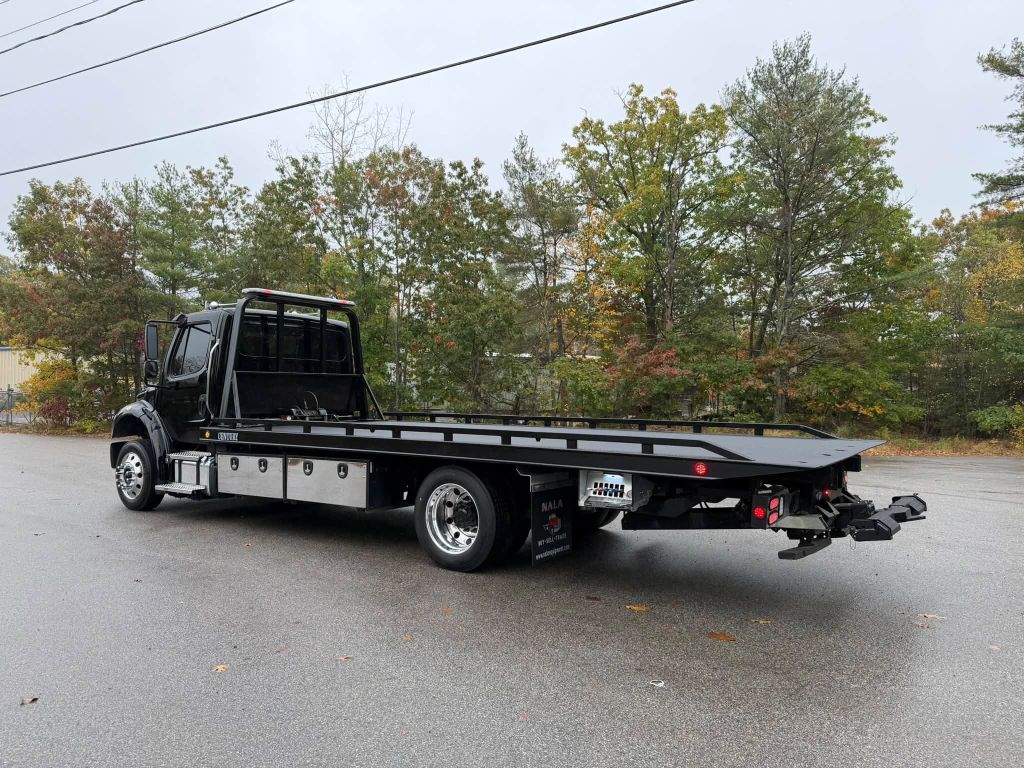 Photo 4 of this FREIGHTLINER M2