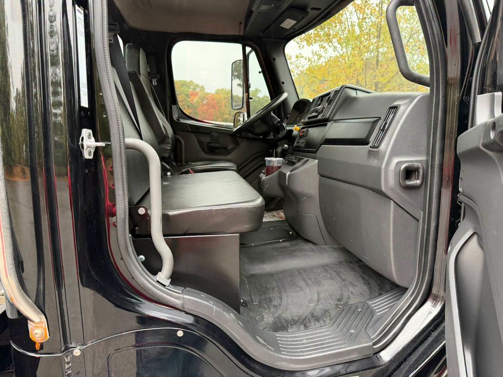 Photo 13 of this FREIGHTLINER M2