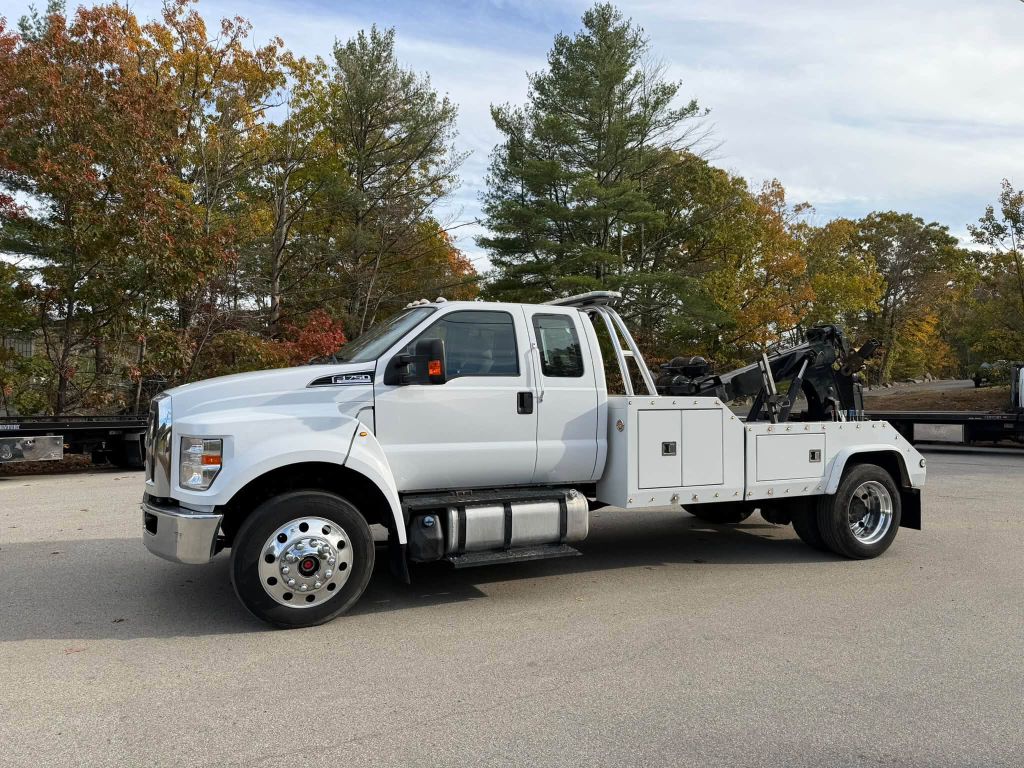 Photo 2 of this FORD F750