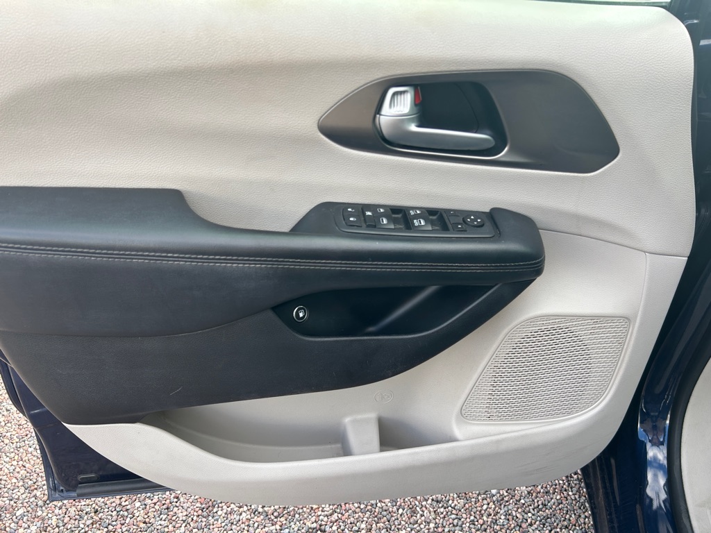 Photo 15 of this CHRYSLER PACIFICA