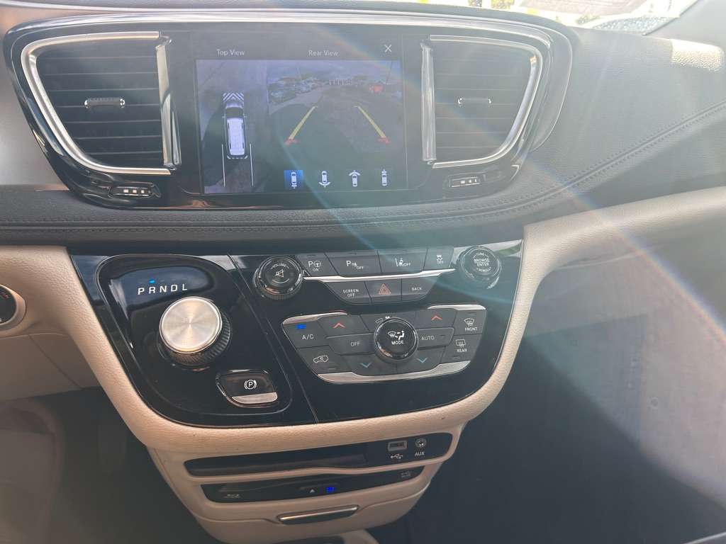 Photo 14 of this CHRYSLER PACIFICA