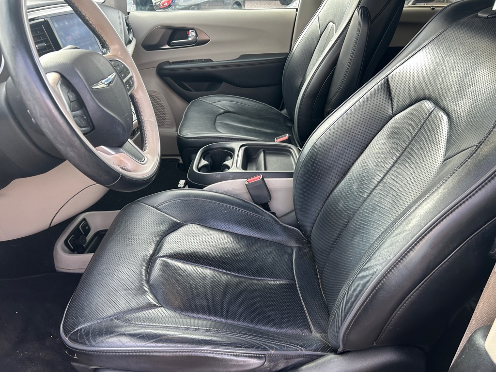 Photo 16 of this CHRYSLER PACIFICA