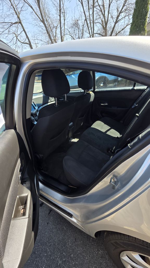 Photo 8 of this CHEVROLET CRUZE