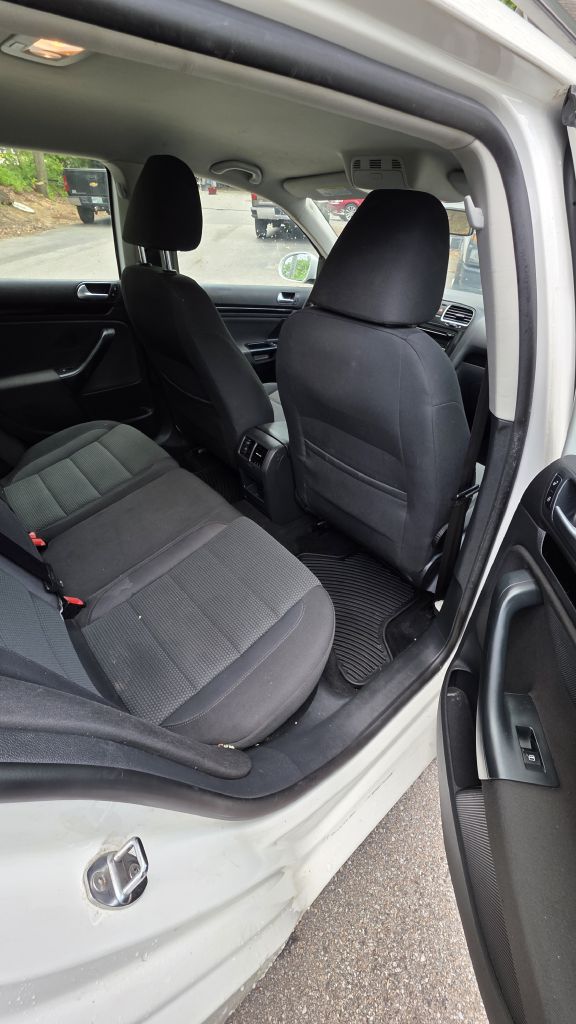 Photo 10 of this VOLKSWAGEN JETTA