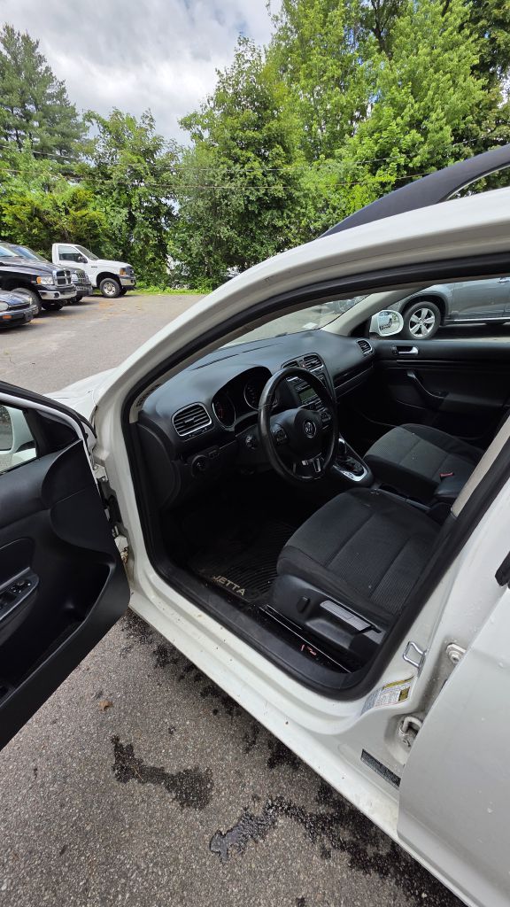Photo 14 of this VOLKSWAGEN JETTA