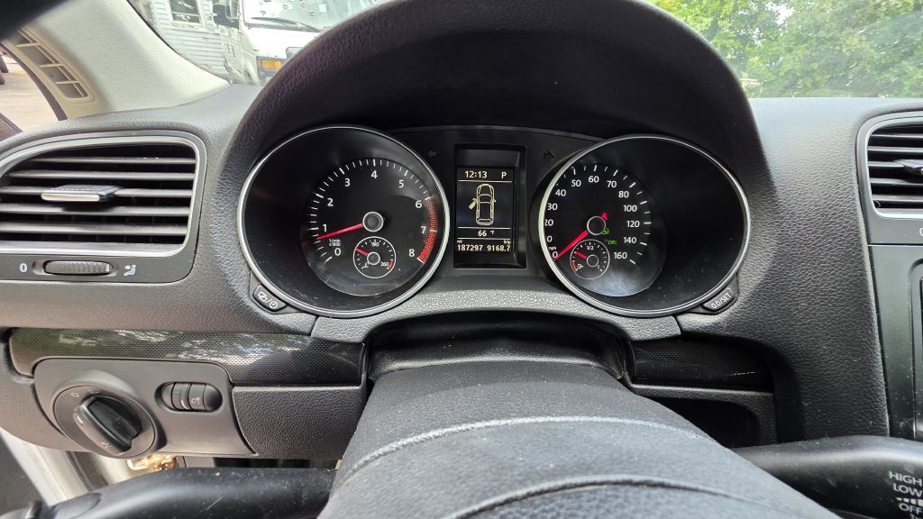 Photo 15 of this VOLKSWAGEN JETTA