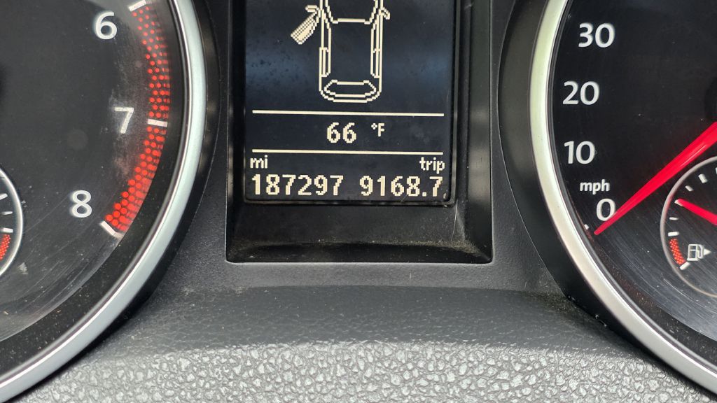 Photo 16 of this VOLKSWAGEN JETTA