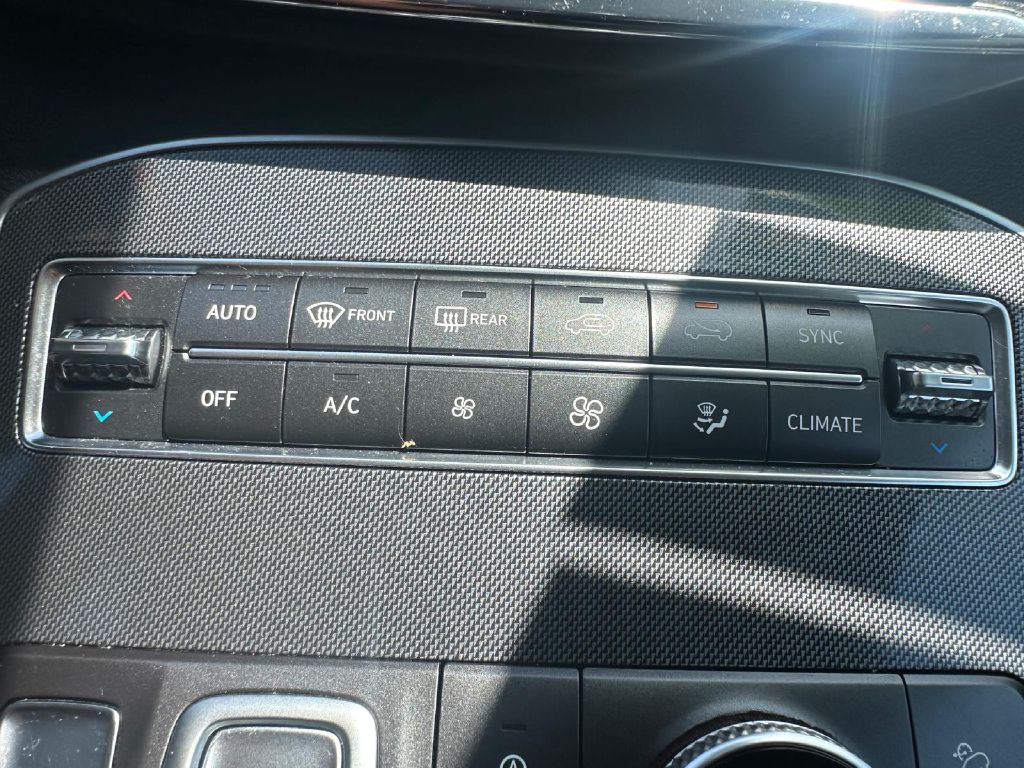 Photo 23 of this HYUNDAI SANTA FE