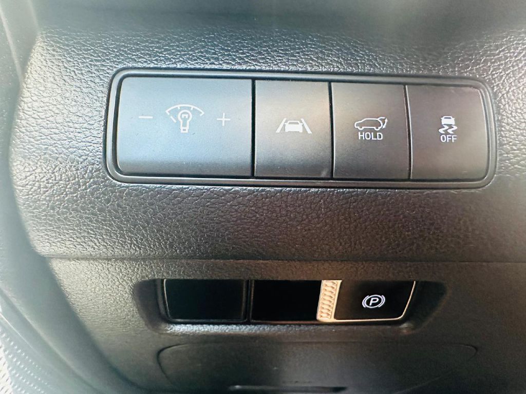 Photo 26 of this HYUNDAI SANTA FE