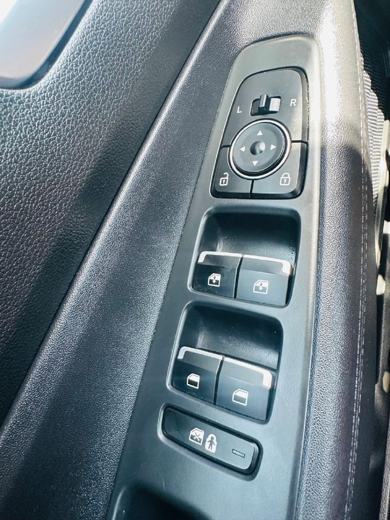 Photo 27 of this HYUNDAI SANTA FE
