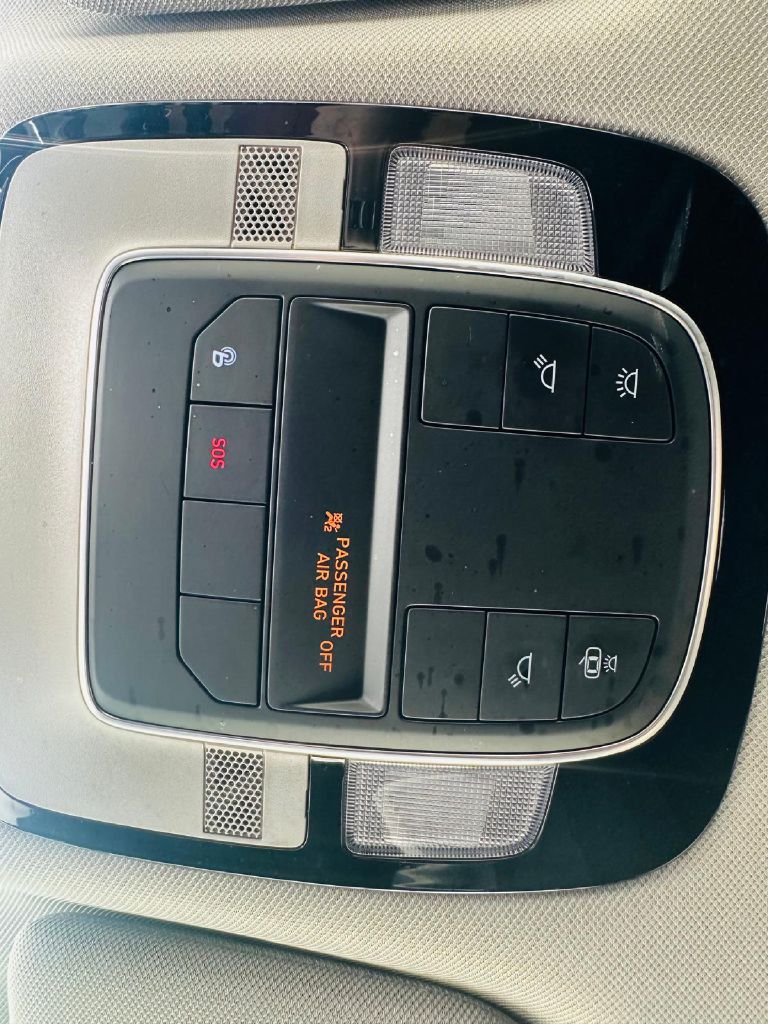 Photo 28 of this HYUNDAI SANTA FE