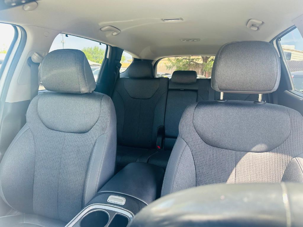 Photo 29 of this HYUNDAI SANTA FE