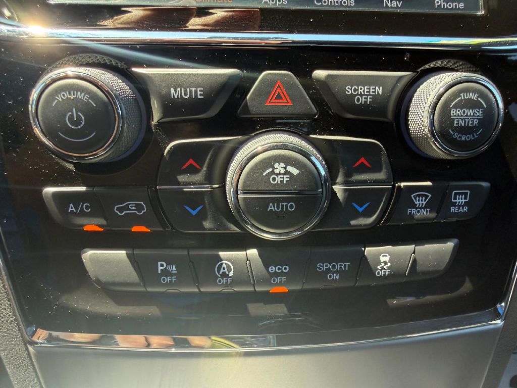 Photo 22 of this JEEP GRAND CHEROKEE