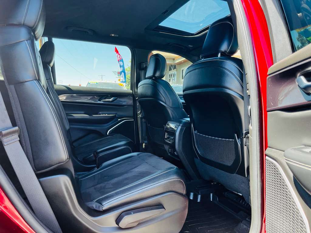 Photo 18 of this JEEP GRAND CHEROKEE