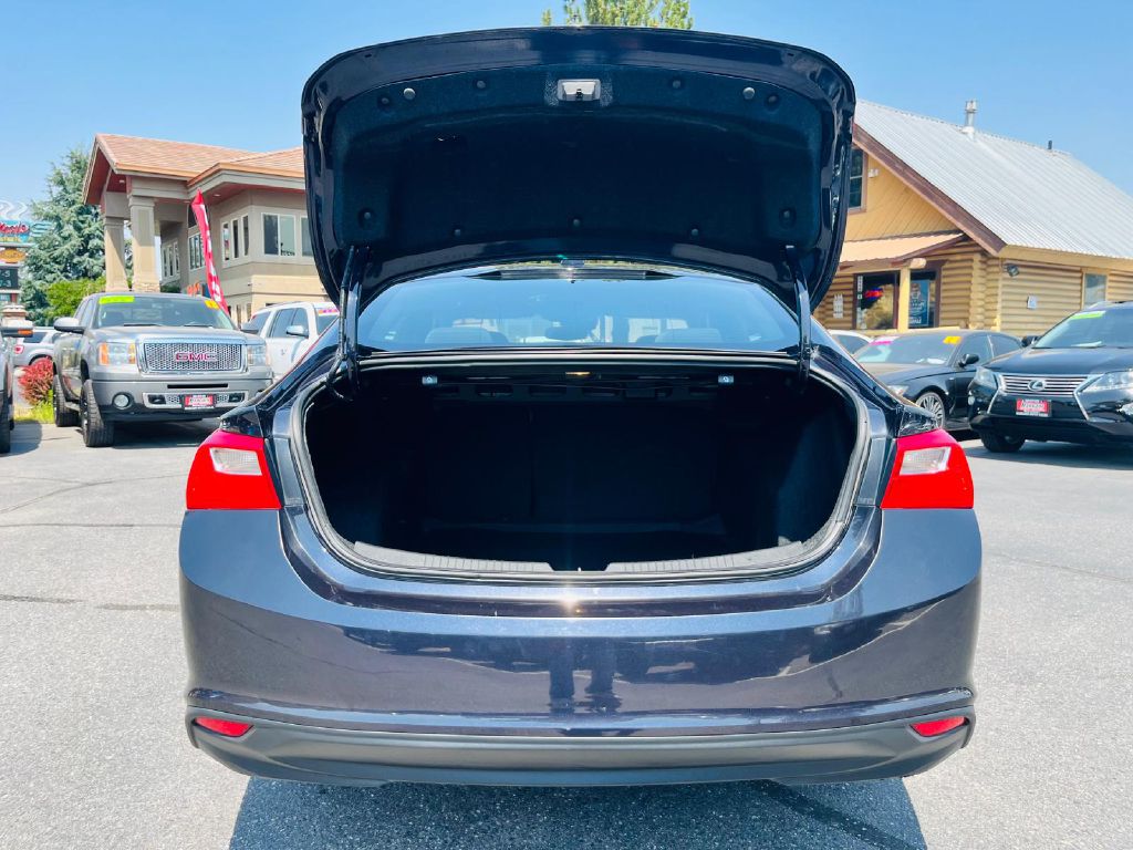 Photo 10 of this CHEVROLET MALIBU