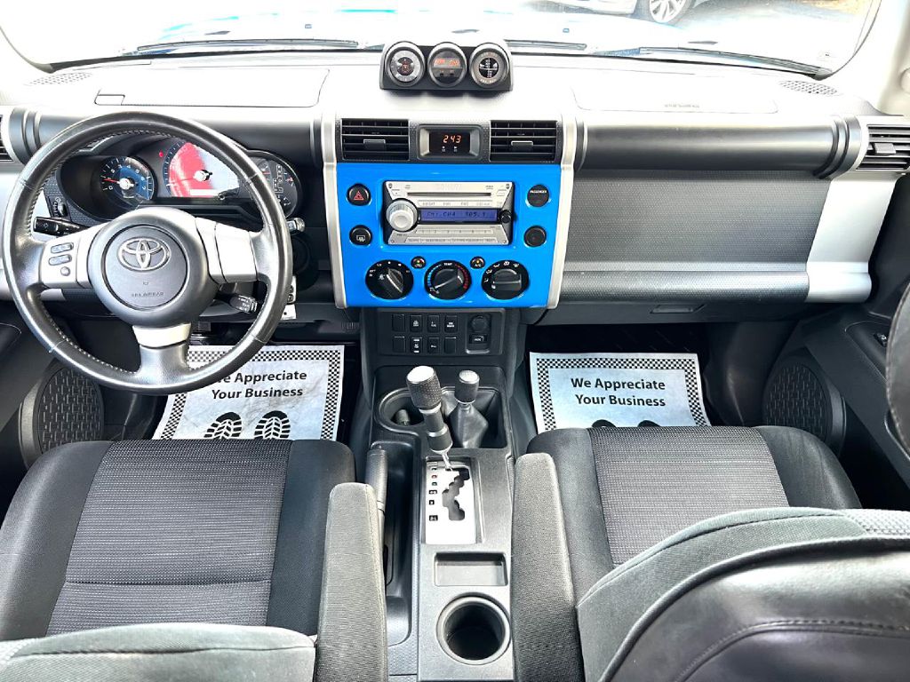 Photo 21 of this TOYOTA FJ CRUISER