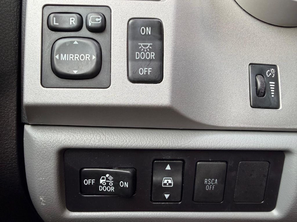 Photo 28 of this TOYOTA TUNDRA