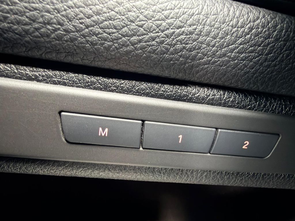 Photo 30 of this BMW 5 SERIES