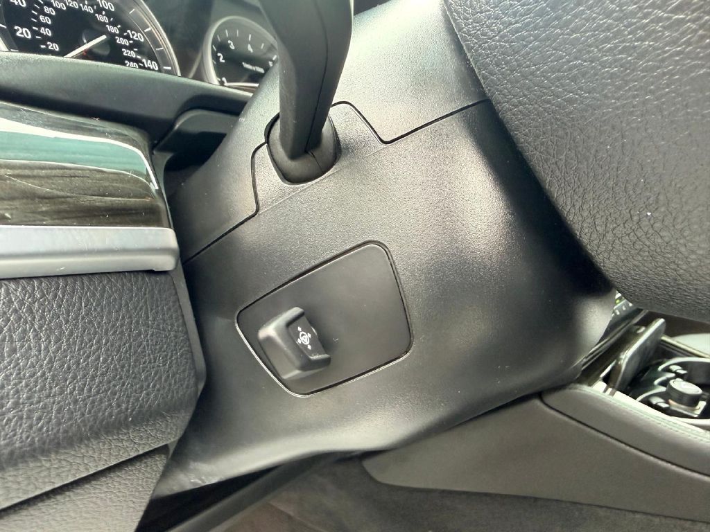 Photo 31 of this BMW 5 SERIES