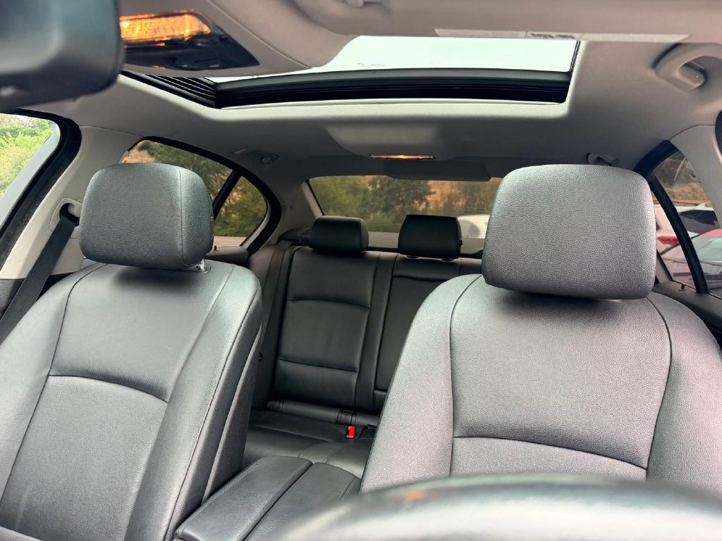 Photo 33 of this BMW 5 SERIES