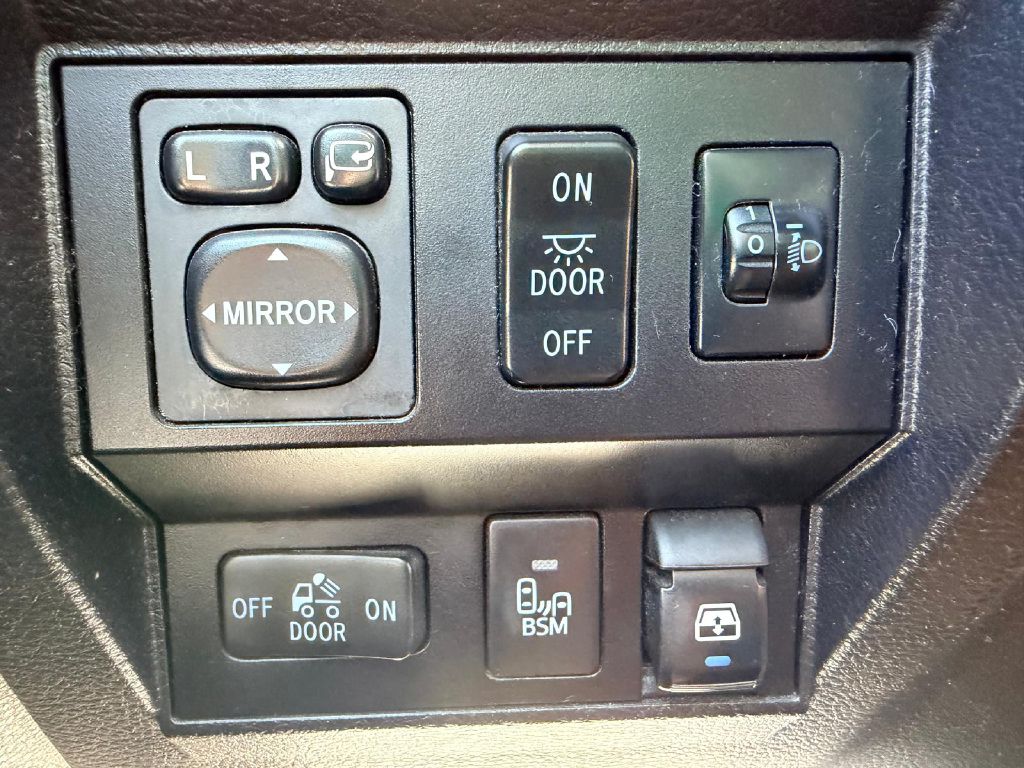 Photo 31 of this TOYOTA TUNDRA