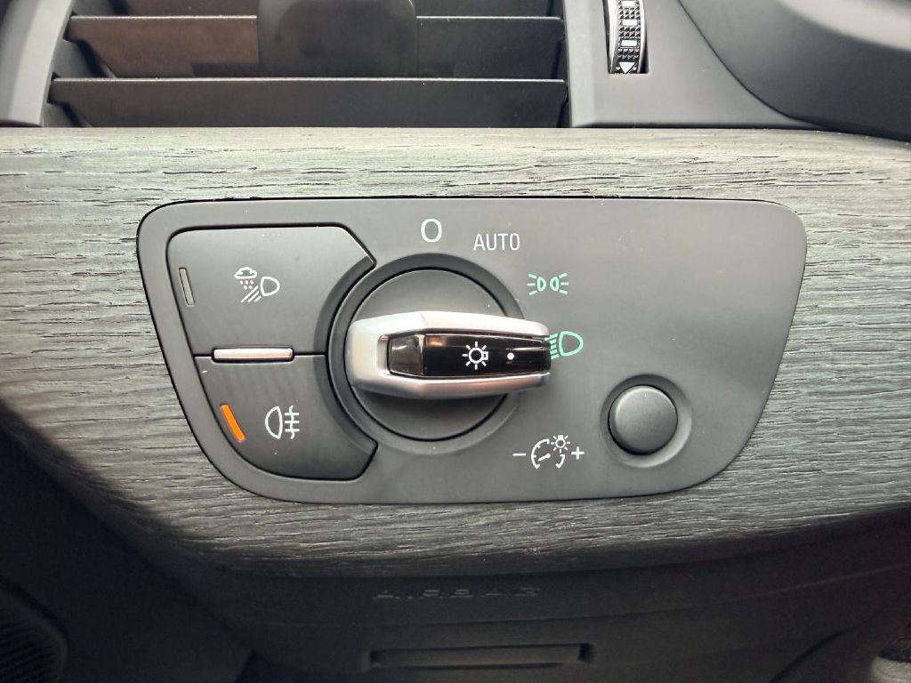 Photo 29 of this AUDI A4