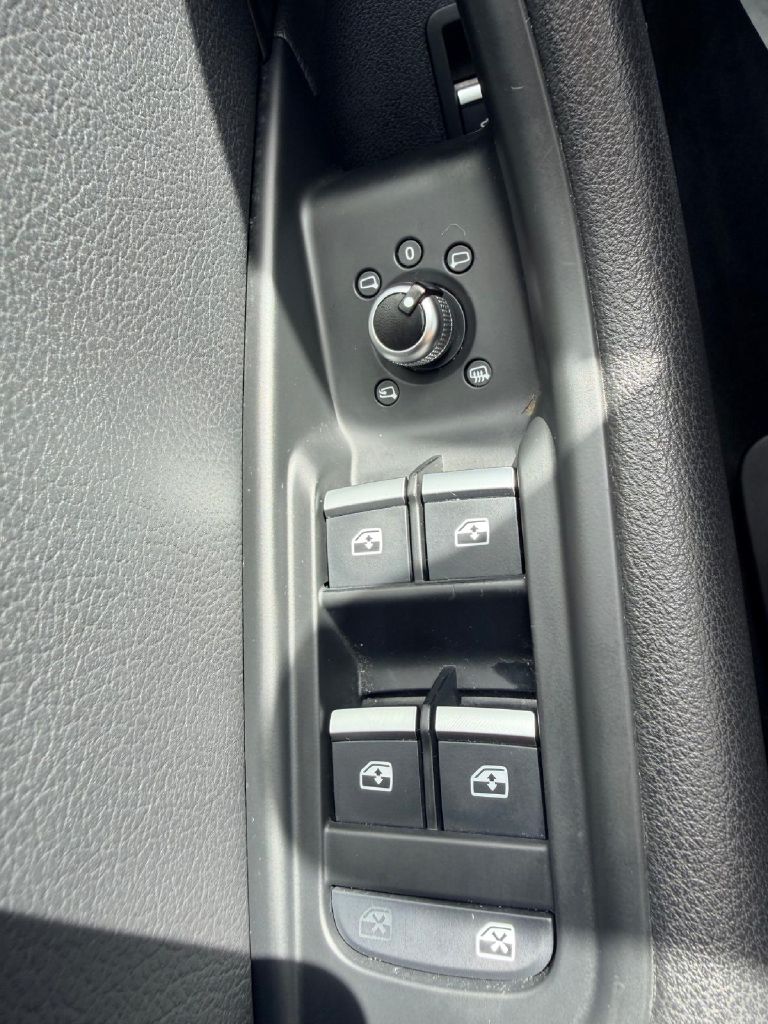 Photo 30 of this AUDI A4