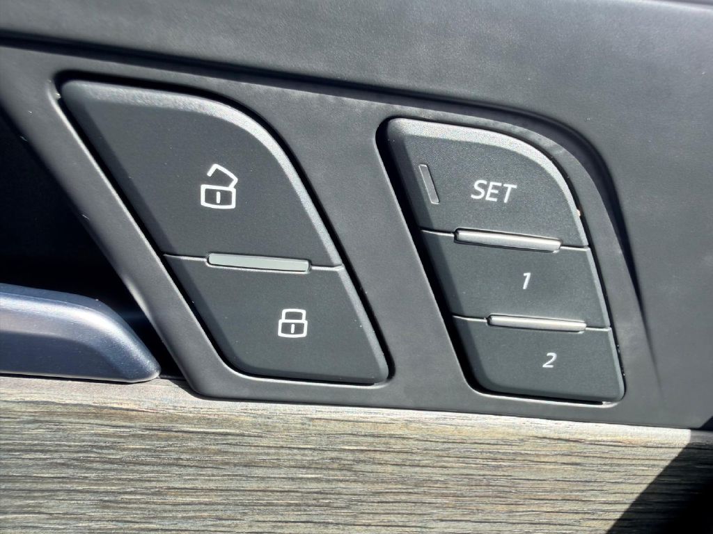 Photo 31 of this AUDI A4