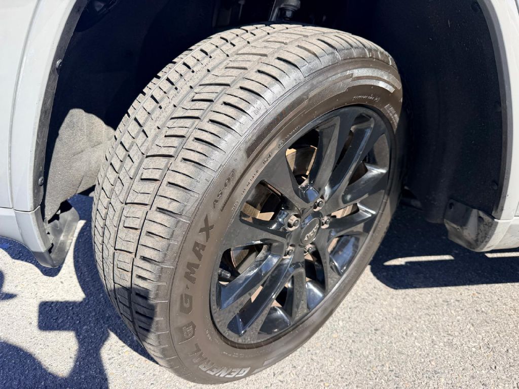 Photo 32 of this JEEP GRAND CHEROKEE