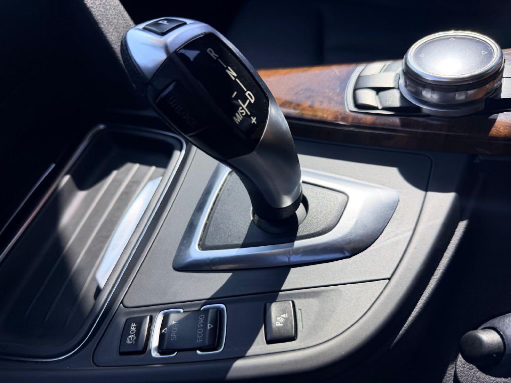 Photo 23 of this BMW 3 SERIES