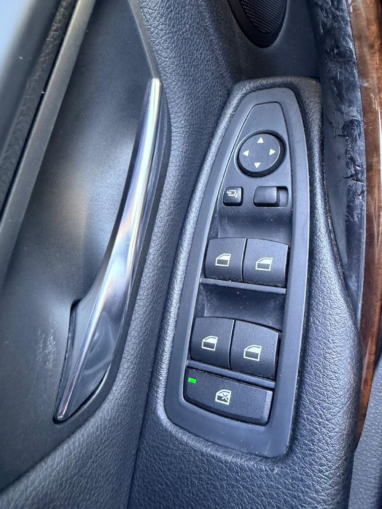 Photo 30 of this BMW 3 SERIES