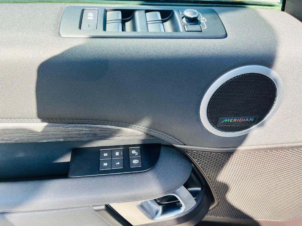 Photo 25 of this LAND ROVER DISCOVERY