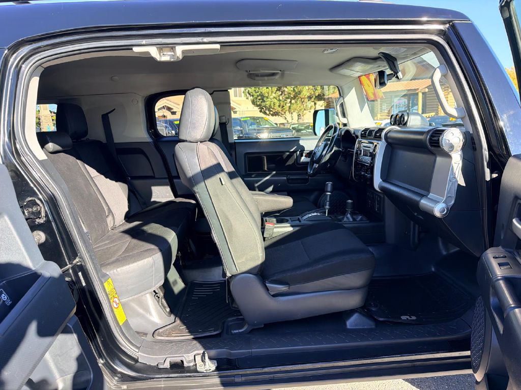 Photo 17 of this TOYOTA FJ CRUISER