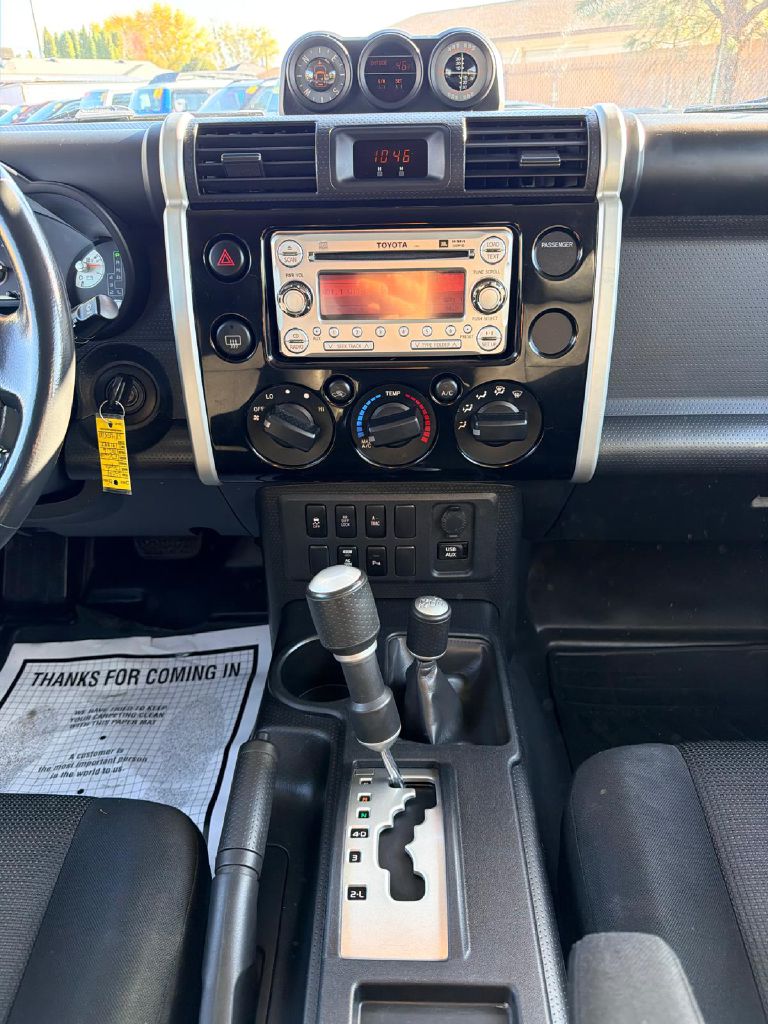 Photo 21 of this TOYOTA FJ CRUISER